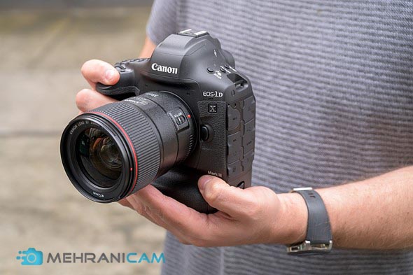 نمایی از دوربین Canon EOS 1D X Mark III در دست