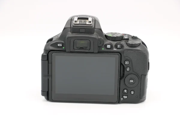 دوربین دست دوم Nikon D5600 Kit 18-140mm f/3.5-5.6